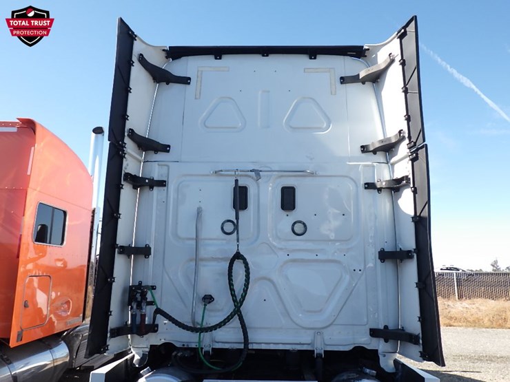2022-freightliner-cascadia-126-image-16