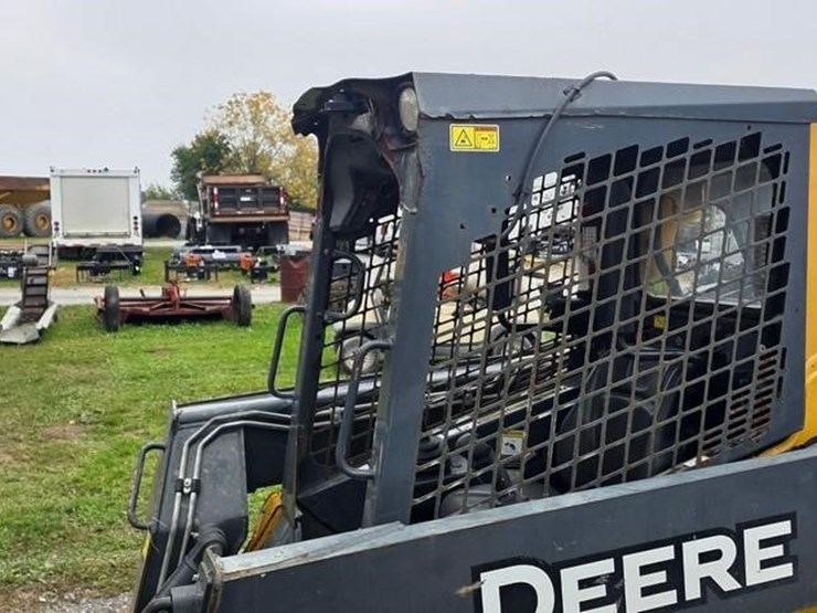 2017-deere-323e-image-33