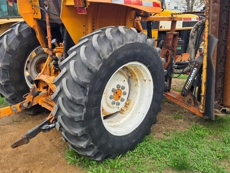 new-holland-6640-image-16