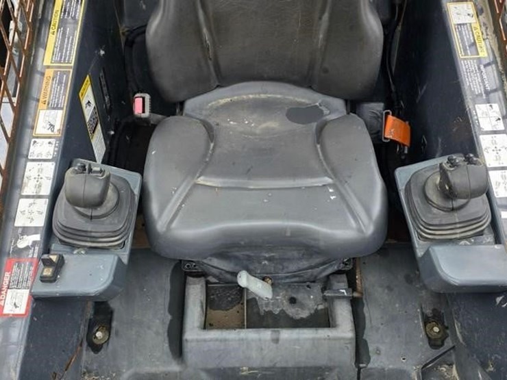 2017-deere-323e-image-44