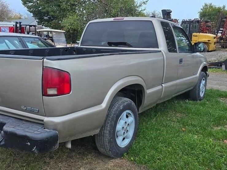 2002-chevrolet-s10-image-3
