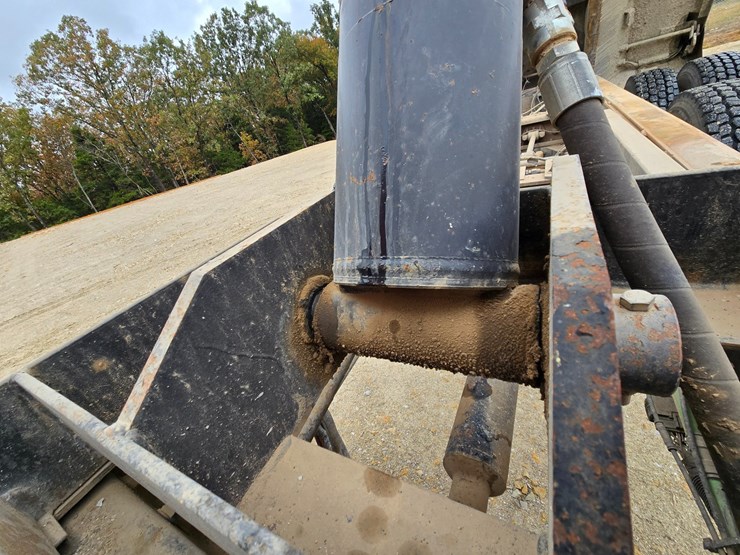 2012-caterpillar-ct660-image-43