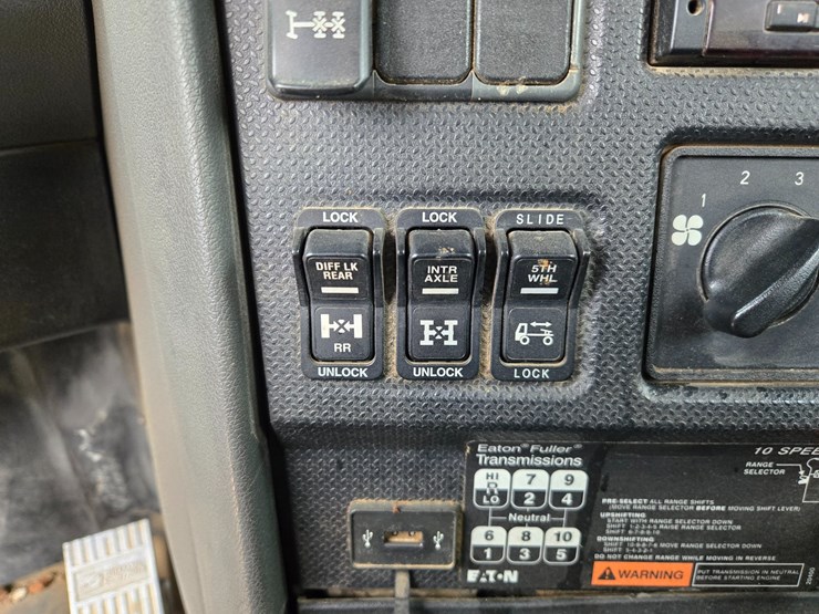2012-caterpillar-ct660-image-79