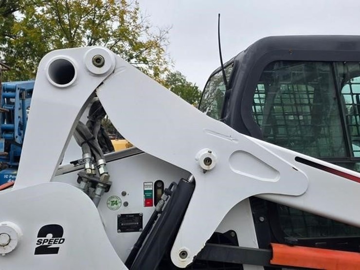 2012-bobcat-s650-image-16