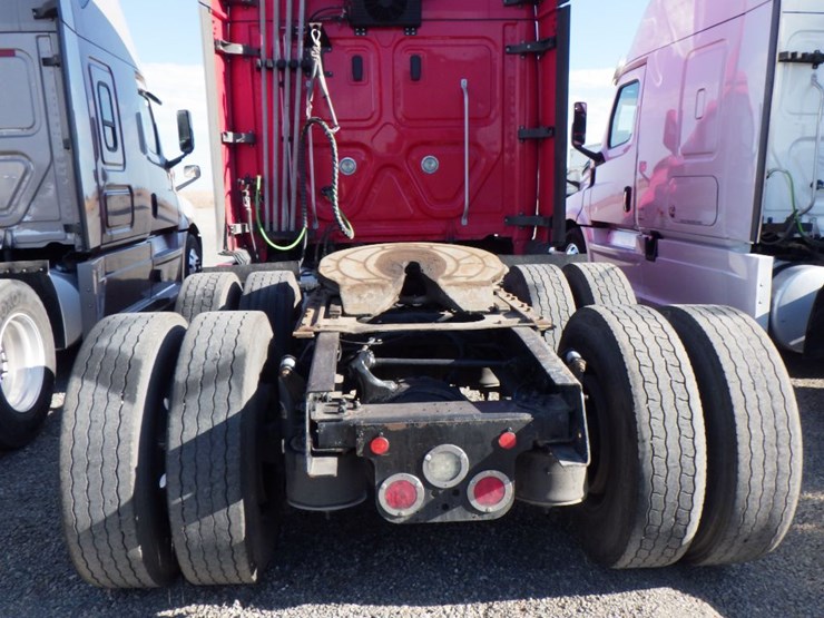 2019-freightliner-cascadia-126-image-11