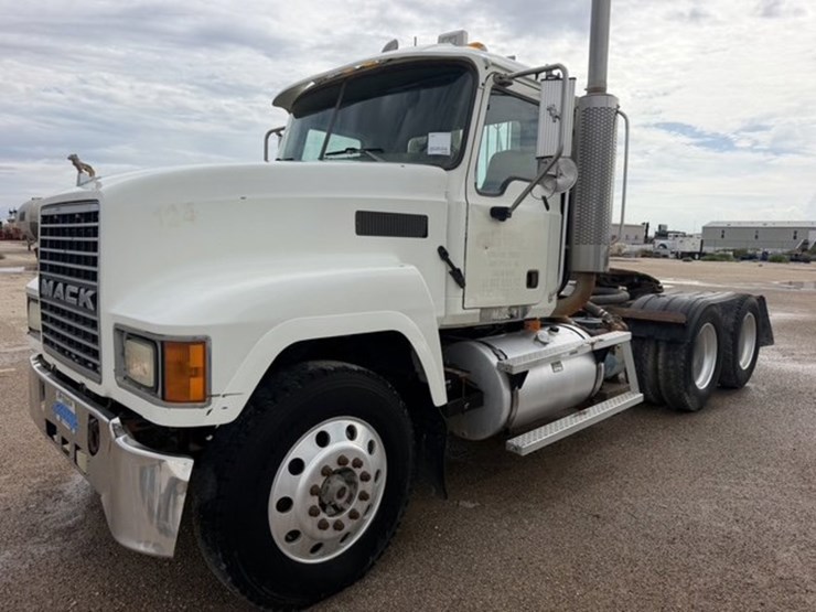 2004-mack-ch613-image-1