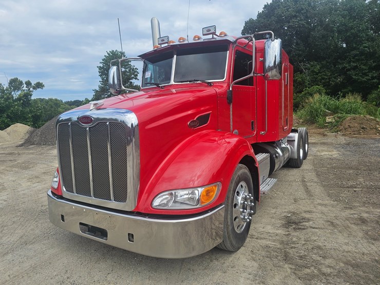 #15801-•-2012-peterbilt-384-sleeper-truck-image-3