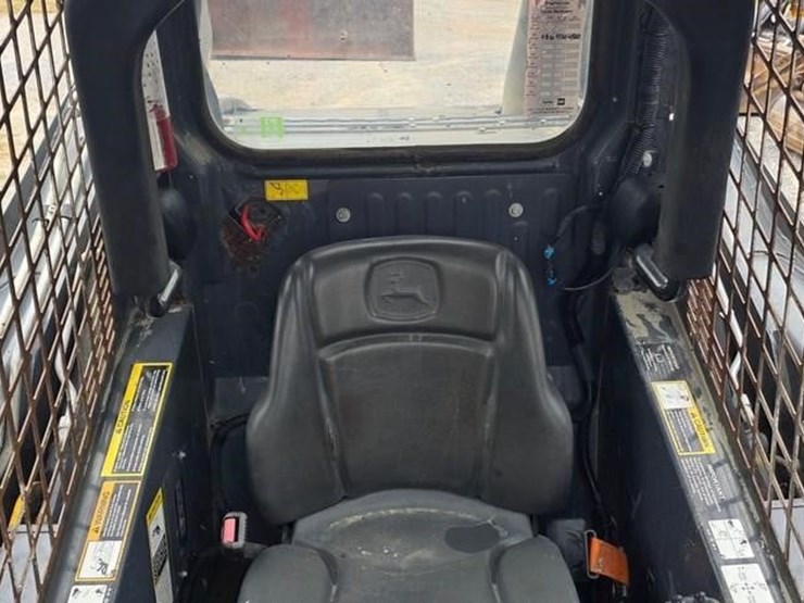 2017-deere-323e-image-45