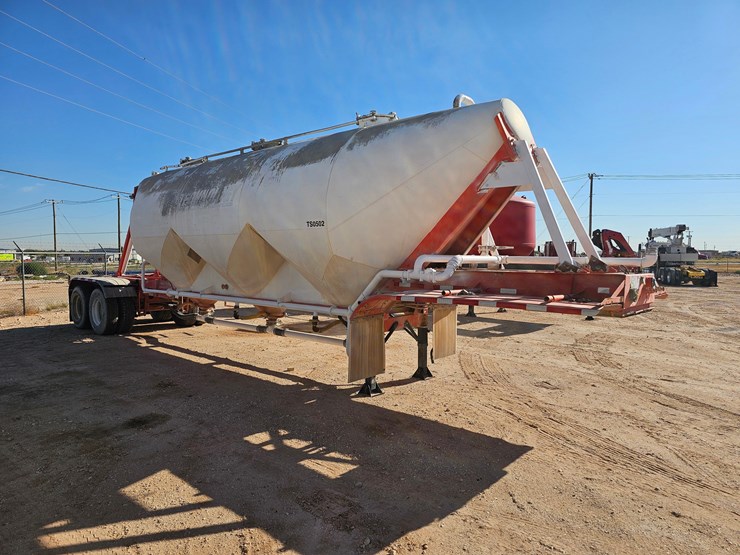 1979-fruehauf-1,070-cu-ft-t/a-pneumatic-dry-bulk-trailer-image-4