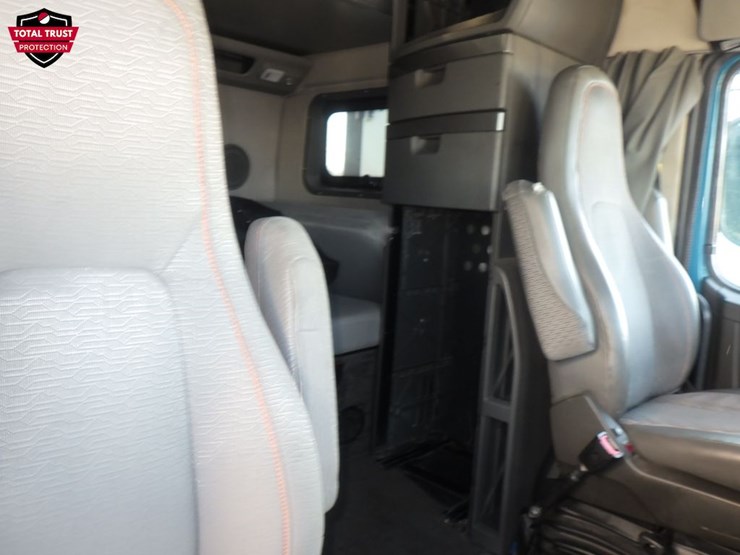2022-volvo-vnl860-image-4