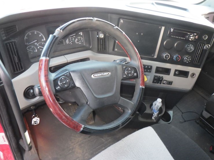 2019-freightliner-cascadia-126-image-17
