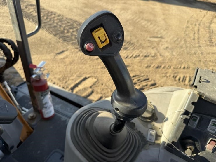 2019-case-570n-ep-skip-loader-image-12