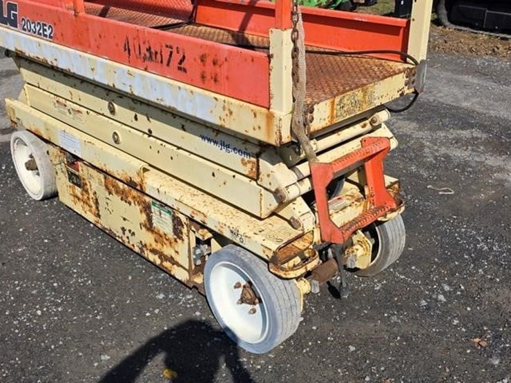 2002-jlg-2032e2-image-14