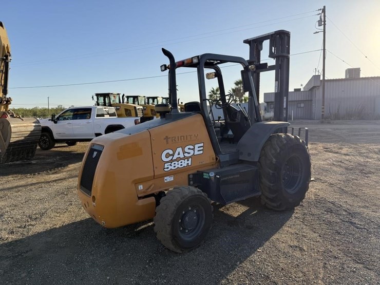 2019-case-588h-rough-terrain-forklift-image-3