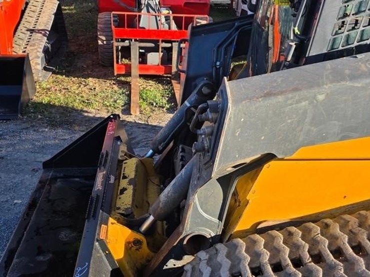 2018-deere-331g-image-32