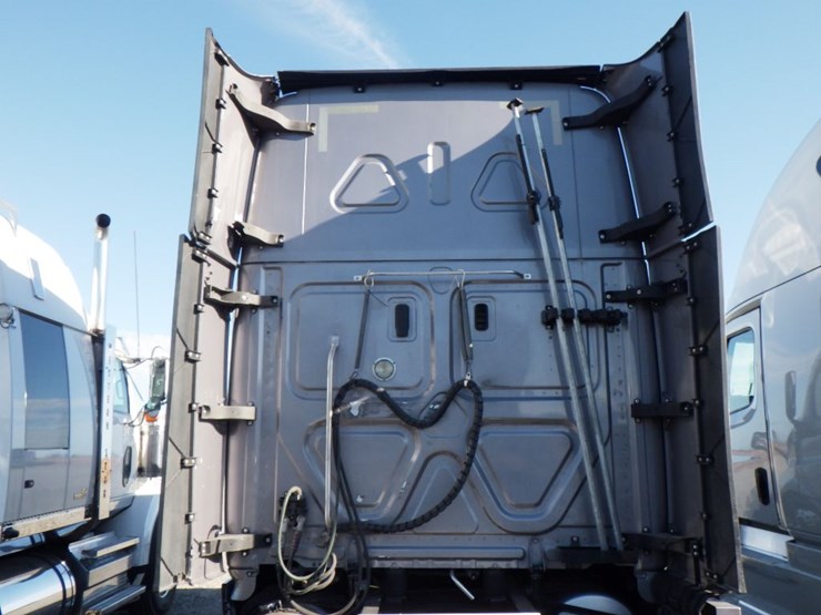 2019-freightliner-cascadia-126-image-12