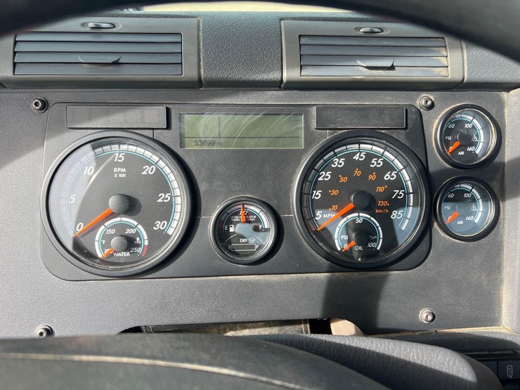 2015-freightliner-cascadia-day-cab-image-17