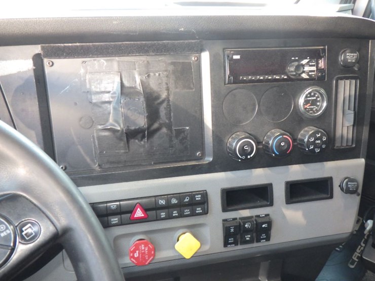 2019-freightliner-cascadia-126-image-19
