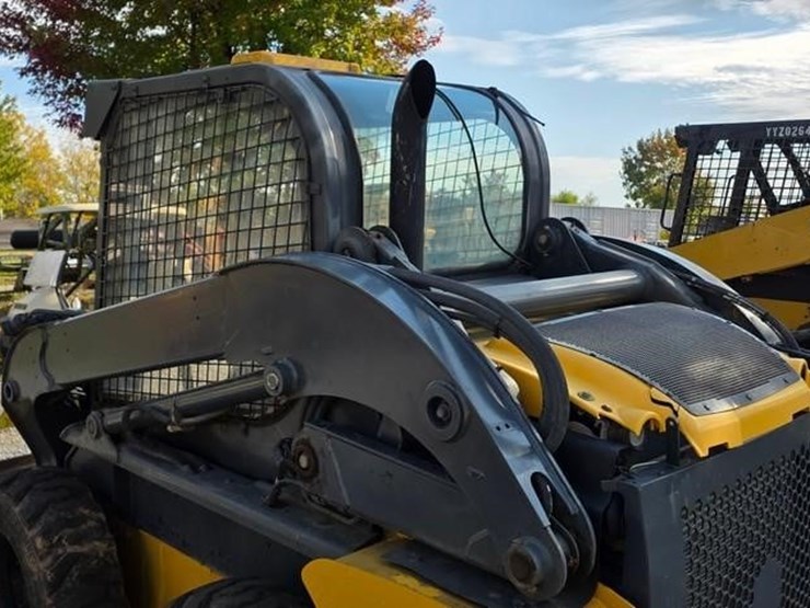 2014-new-holland-l218-image-22