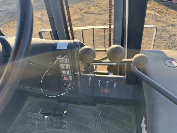 2019-case-588h-rough-terrain-forklift-image-10