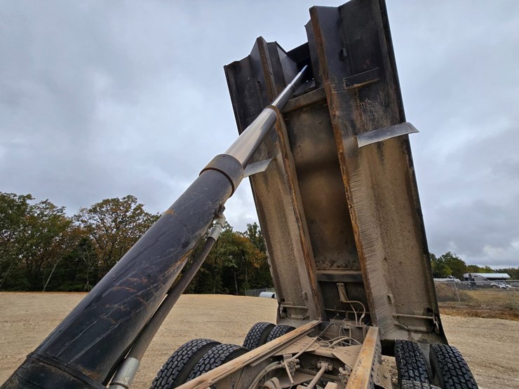 2012-caterpillar-ct660-image-44