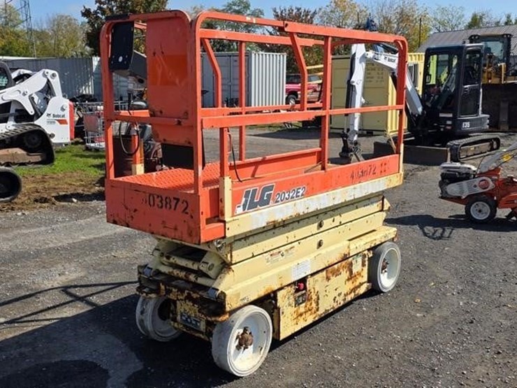 2002-jlg-2032e2-image-1