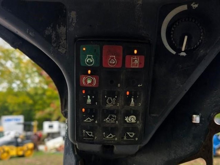 2017-deere-323e-image-54