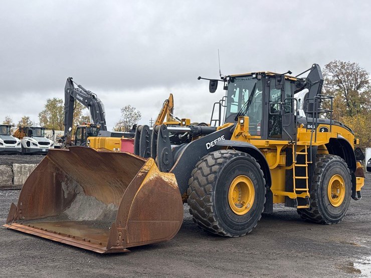 2024-deere-844-p-tier-image-1