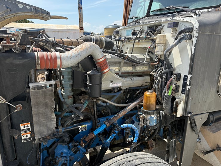 2002-peterbilt-379-image-23