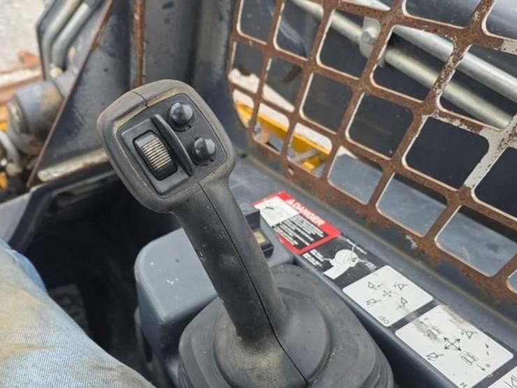2017-deere-323e-image-51