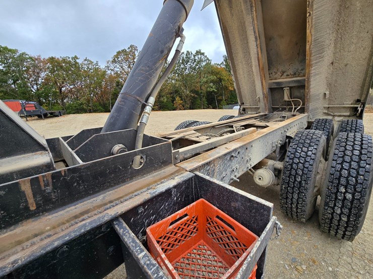 2012-caterpillar-ct660-image-45