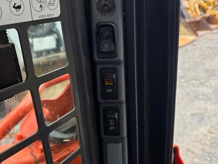 2016-kubota-ssv65-image-50