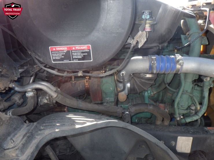 2022-volvo-vnl860-image-25