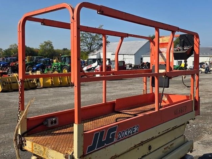 2002-jlg-2032e2-image-11