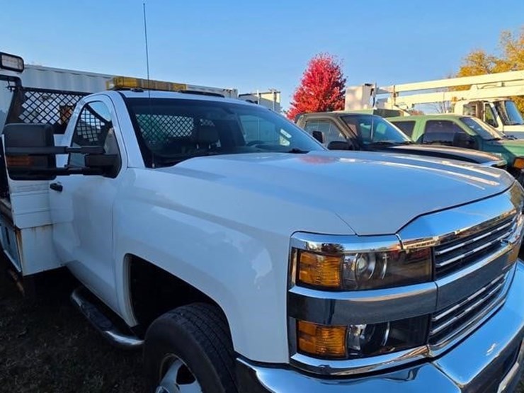 2015-chevrolet-silverado-3500hd-image-38