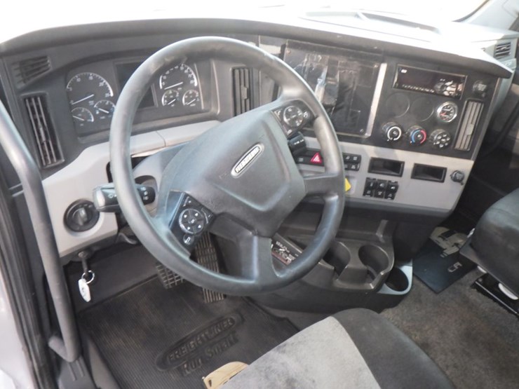 2019-freightliner-cascadia-126-image-17