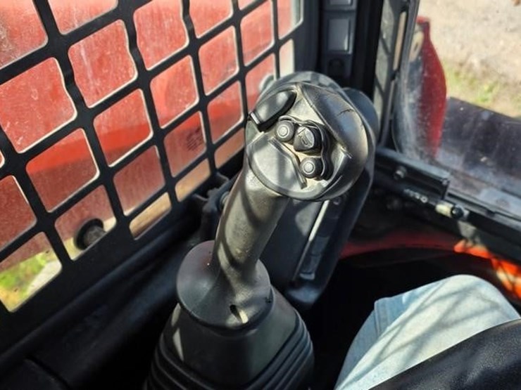 2019-kubota-ssv75-image-48