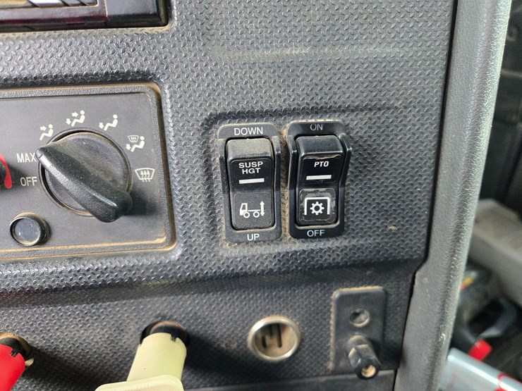 2012-caterpillar-ct660-image-78