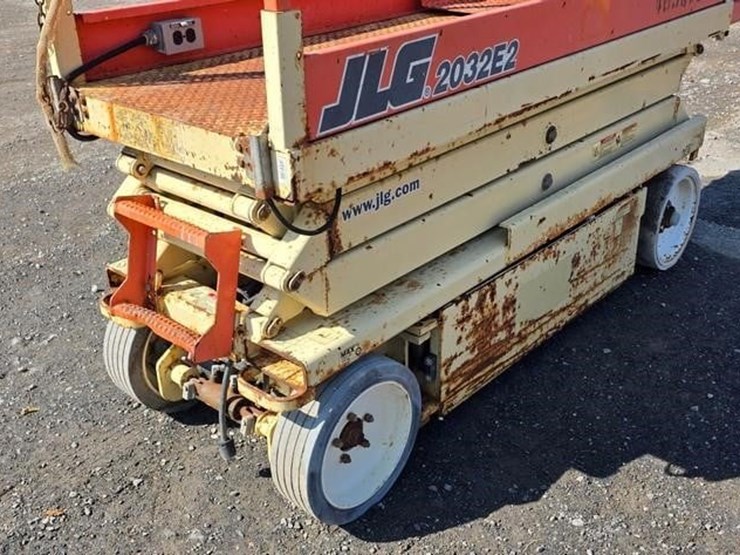 2002-jlg-2032e2-image-10