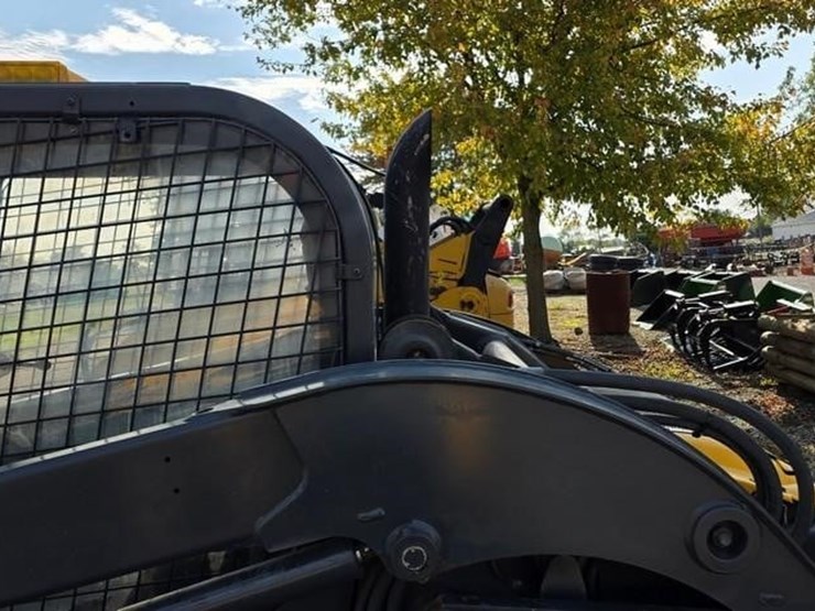 2014-new-holland-l218-image-25
