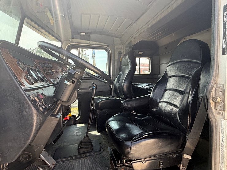 2002-peterbilt-379-image-15