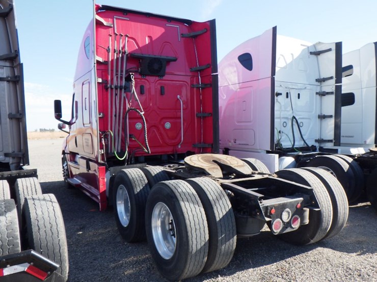 2019-freightliner-cascadia-126-image-14