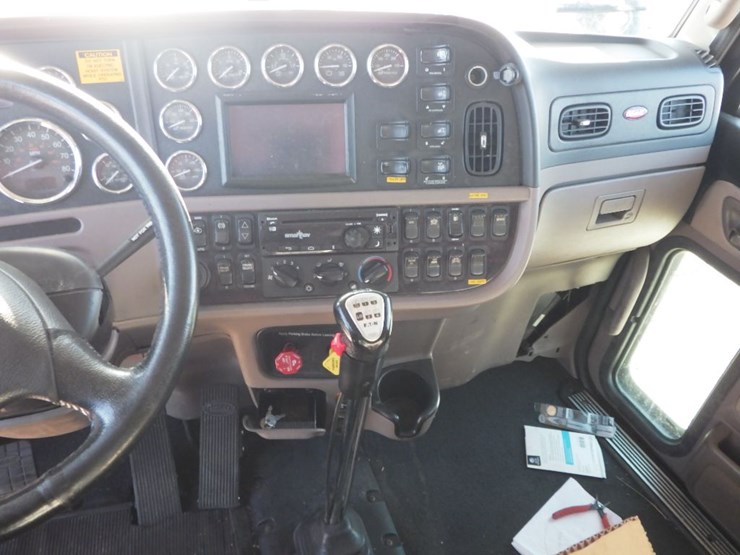 2021-peterbilt-389-image-22