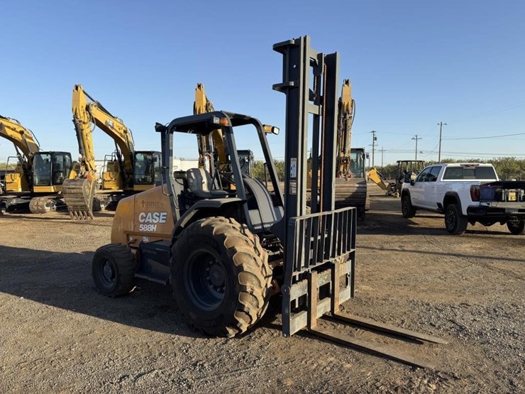 2019-case-588h-rough-terrain-forklift-image-2