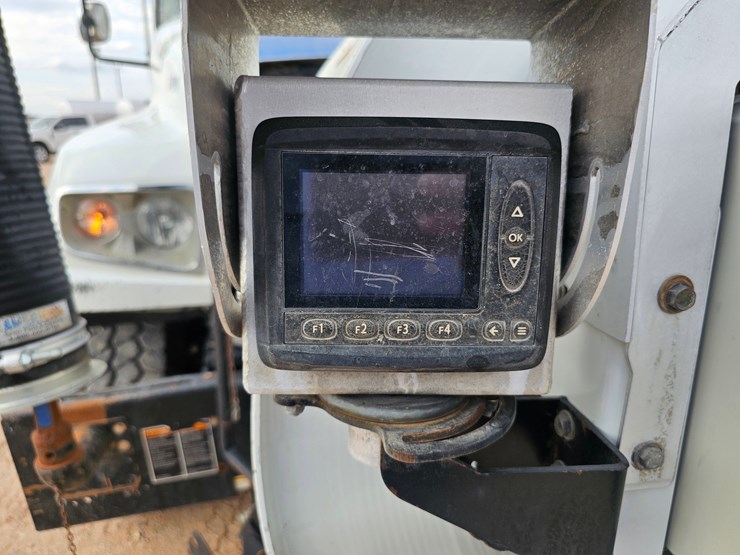 2013-freightliner-114sd-image-19