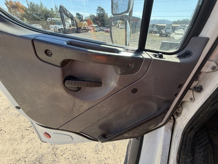 2012-freightliner-m2-t/a-dump-truck-image-42