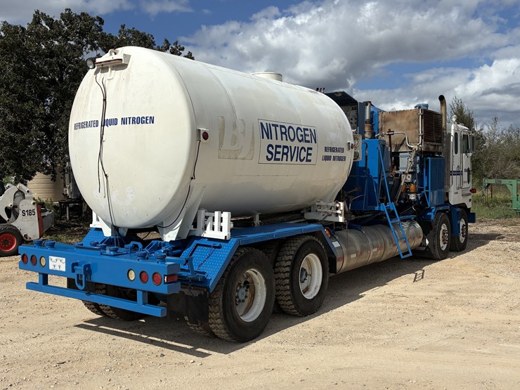 2001-peterbilt-362-image-4