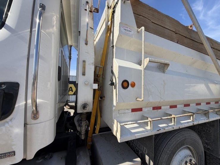 2012-freightliner-m2-t/a-dump-truck-image-22