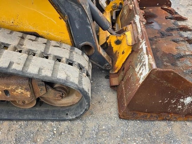 2017-deere-323e-image-8