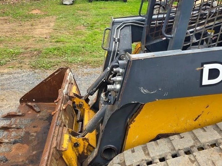 2017-deere-323e-image-32